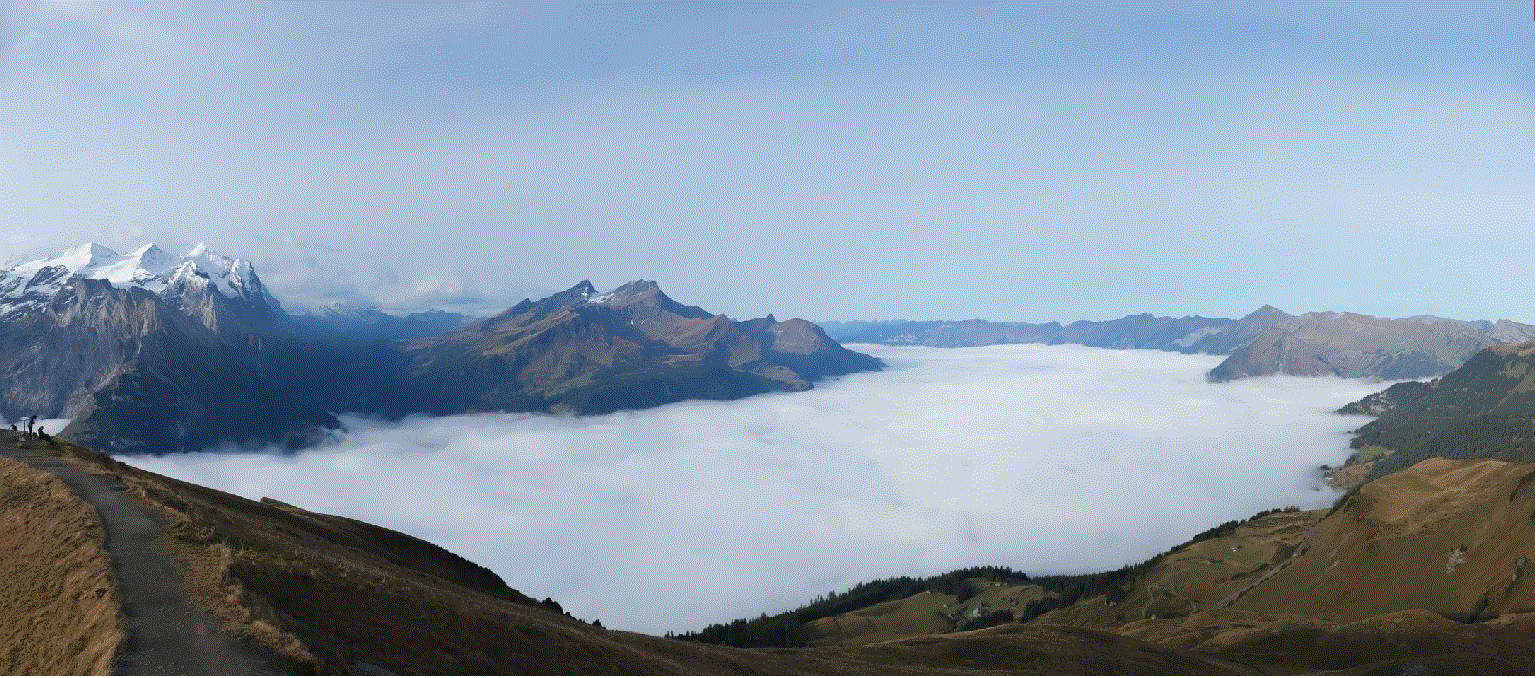 Vista da Planplatten/Hasliberg della coltre di nebbia sull'Haslital. Al mattino, la nebbia aveva ancora un limite superiore sopra i 1000 metri ed era collegata alla nebbia proveniente da Obvaldo attraverso il Passo del Brünig. Con il passare della mattinata, il limite superiore della nebbia si è abbassato e la nebbia si è dissipata.