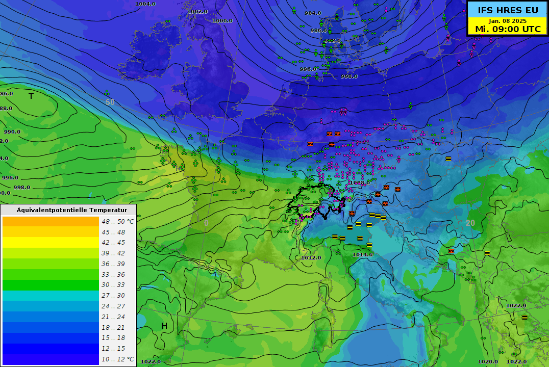 La temperatura potenziale equivalente, indicatore del tipo di massa d'aria, è colorata. Il blu indica aria secca-fredda, il verde-giallo aria umida-mite. Inoltre, con le linee nere, sono rappresentati i campi di pressione al suolo. Fonte: MeteoSvizzera. 
