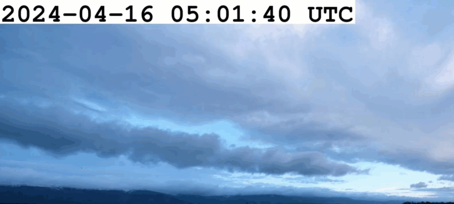 Timelapse del cielo verso il Giura, ripreso dalla webcam dell'aeroporto di Ginevra, che mostra i banchi di nubi parallele e lenticolari (sopra, in alto a destra) sovrapposti alle nubi rotanti (sotto). 