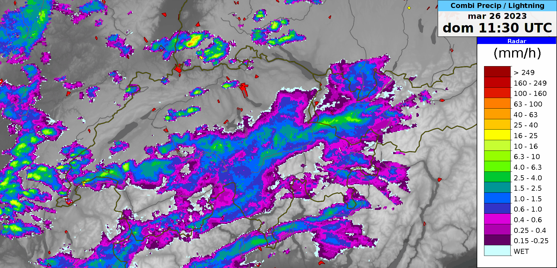 Fig. 3: Animazione radar del pomeriggio odierno sulla Svizzera. I colori rappresentano l’intensità della precipitazione in millimetri all’ora, i punti gialli i fulmini dell’ora precedente. 
