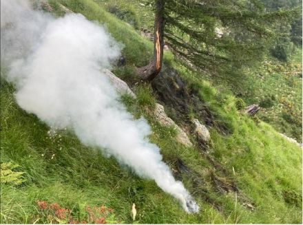 Foto 3: un principio di incendio causato da un fulmine il 21 giugno sopra l'abitato di Loco, in zona monte Pino (Onsernone). Foto: Pompieri Locarno.