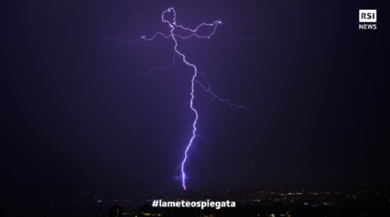 Foto 1: un fulmine nube-suolo discendente sopra il Luganese. Foto: Yari Copt.