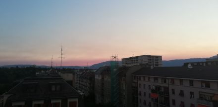 Fig 3: i cieli sopra il Lago Lemano si sono colorati di giallo-arancione per effetto della presenza di polveri originate dagli incendi boschivi del 10 agosto 2022.