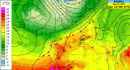 Fig 1: distribuzione del geopotenziale e della temperatura a 850 hPa come previsti dal modello IFS per giovedì alle 12 UTC: Una vasta zona di alta pressione con aria molto calda è ben visibile sul Mediterraneo e sull’Europa centrale. Una perturbazione temporalesca in lento movimento verso sudest è ben visibile tra il Baltico occidentale e il Golfo di Biscaglia. Essa separa l’aria molto calda presente sull’Europa centrale dall’aria sensibilmente più fresca presente sul nord della Francia, gli stati del Benelux e il nord della Germania.