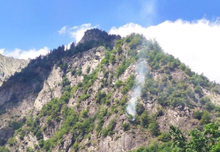 Foto 4: principio d'incendio di bosco causato da fulmine nei pressi di Peccia. Foto: Pompieri Locarno.