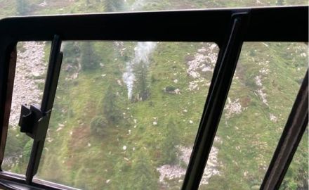 Foto 2: ricognizione con elicottero per una segnalazione d'incendio di sterpaglie causato da un fulmine in Val Onsernone. Foto: Pompieri Locarno.