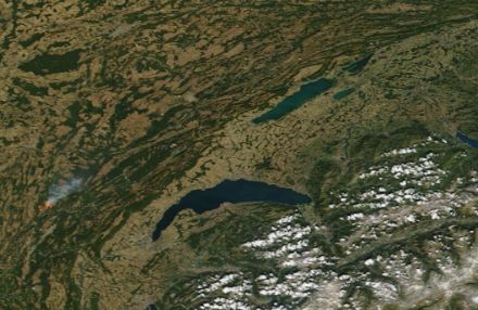 Fig.1: gli incendi boschivi a ovest di Ginevra sono ben visibili anche sull'immagine ripresa giovedì 11 agosto 2022 dal satellite Terra/Modis della NASA.