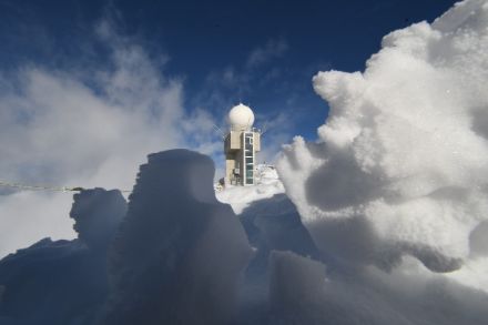 La costruzione sulla cima della Weissfluh, uno dei 5 radar meteorologici di MeteoSvizzera.