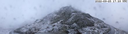 Spolverata di neve sul Gütsch, sopra Andermatt (2286 m slm) il 25.9.2022. Fonte: webcam MeteoSvizzera - roundshot.com