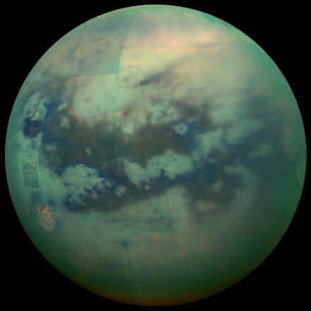 Fig. 3: Questa immagine composita mostra una vista a infrarossi della luna di Saturno Titano dalla sonda Cassini della NASA, acquisita durante il flyby "T-114" della missione il 13 novembre 2015. Fonte: NASA.
https://solarsystem.nasa.gov/resources/208/peering-through-titans-haze/?category=moons/saturn-moons_titan 
