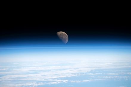 Fig. 4: l’atmosfera terrestre e la luna sullo sfondo, immortalate dalla stazione spaziale internazionale (ISS). Fonte: NASA.