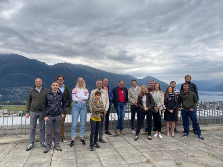 Fig. 1: Altra parte del gruppo in visita agli strumenti situati sul tetto dell’edificio.