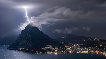 Una delle situazioni e uno dei luoghi preferiti da Gill: i fulmini sopra il San Salvatore (Dean Gill - deanostorm.com)