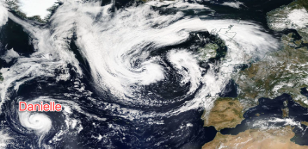 Immagine satellitare visibile dell'Atlantico settentrionale il 4 settembre 2022, che mostra la grande area di bassa pressione sopra le isole britanniche (a destra) e l'uragano Danielle (in basso a sinistra).