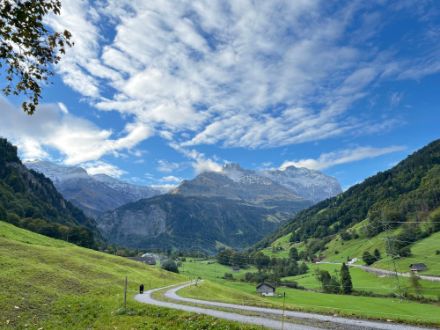 Temporaneamente abbastanza soleggiato questa mattina nella Sernftal vicino a Elm. Vista del Gletscherhoren (al centro) e del Glarner Vorab (a destra).
