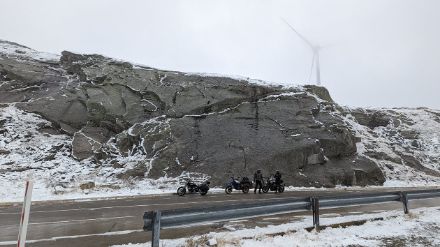 Oggi in moto sul Passo del Gottardo conveniva avere un buon equipaggiamento