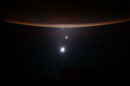 Fig. 7: Allineamento (dal basso verso l’alto) della Luna, Venere, Giove e la Terra, visto dalla ISS il 6 agosto 2015. Fonte: NASA/Scott Kelly
https://solarsystem.nasa.gov/resources/757/moon-venus-jupiter-earth-lineup/?category=planets_venus 
