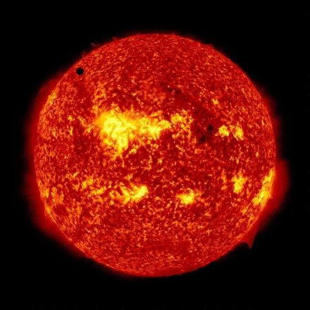 Fig. 3: transito di Venere davanti al Sole. Fonte: NASA/SDO, AIA
https://solarsystem.nasa.gov/resources/476/2012-venus-transit/?category=planets_venus
