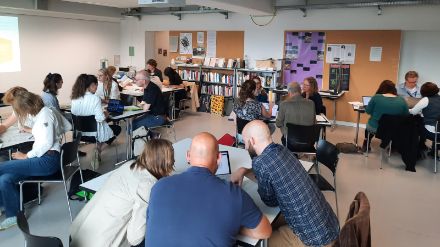 Nel workshop dei tre servizi meteorologici di Svizzera, Germania e Austria, i partecipanti hanno discusso animatamente dei vari portali di dati. Foto: MeteoSvizzera.