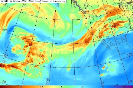 Immagini del vapore acqueo sul Pacifico orientale riprese dal satellite GOES 11, che mostrano un grande fiume atmosferico sopra la California nel dicembre 2010.