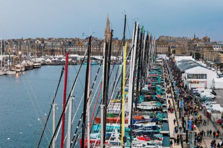Barche ancora tranquille nei bacini del porto di Sablons a Saint-Malo, con le fortificazioni di Intra-Muros sullo sfondo.