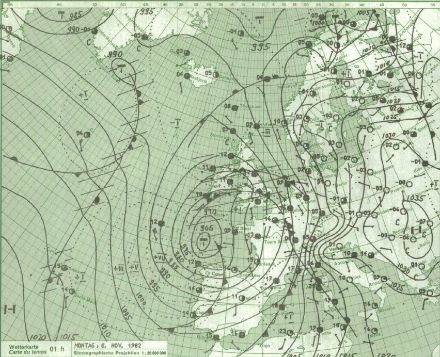 Fig 1: distribuzione della pressione al suolo sull'Europa l’8 novembre 1982 (ore 2). Si noti il numero di isobare sulla regione alpina particolarmente elevato.