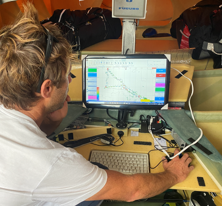 Lo skipper francese Ian Lipinski a bordo del suo Class40 analizza le rotte proposte dal suo software di rotta in base alle condizioni meteo.