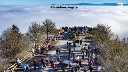 Fig. 3: il mare di nebbia sopra la regione zurighese osservato da uno stipato Uetliberg, il noto monte fuori Zurigo, nel gennaio 2020. Fonte: RSI-keystone.