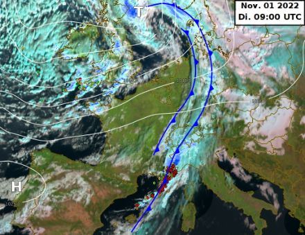 Immagine satellitare sovrapposta all’immagine radar, fulmini, isobare e analisi dei fronti. Due fronti freddi sono presenti sull'Europa centrale.