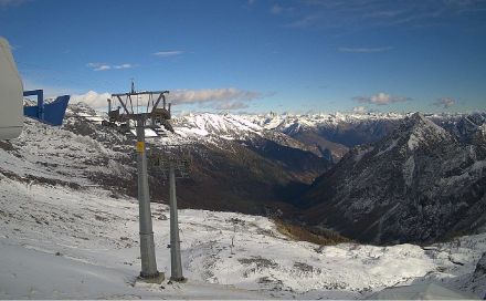 Nel pomeriggio la neve fin verso i 1800 metri di quota è già un ricordo, più in alto gli accumuli si sono già ridotti. Fonte webcam Bosco Gurin.