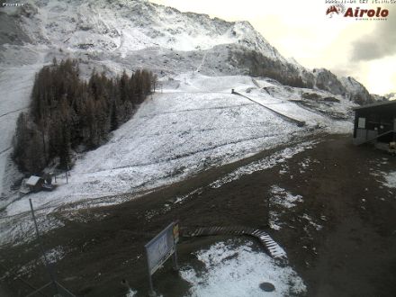 Il sole, che arriva ancora nel comprensorio, e il terreno non ancora gelato fanno sì che la neve al suolo non si mantiene per molto. Fonte webcam Airolo Valbianca
