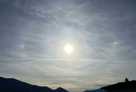 Fig. 3: Alone solare con il suo parelio, a destra e a sinistra. Foto: L. Nisi.
