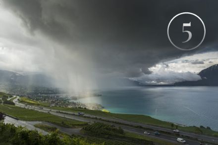 Questo inusuale rovescio sul Lago di Ginevra, è provocato dal cosiddetto «effetto lago», luglio 2017. Immagine: MeteoSvizzera, Dean Gill.