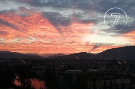Le ombre delle cime delle montagne delle Alpi vallesane e francesi creano un’atmosfera speciale in questa alba del gennaio 2022. Immagine: MeteoSvizzera, Mikhaël Schwander. 