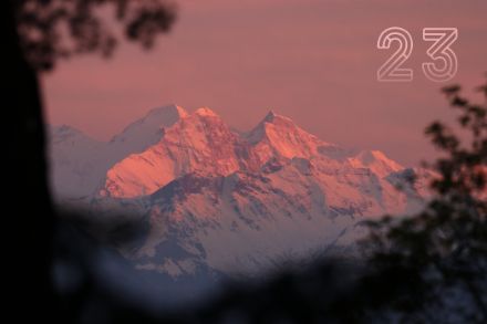 Il Mönch, l’Eiger e la Jungfrau illuminate di luce rossastra, 23 maggio 2021. Immagine: MeteoSvizzera, Daniel Gerstgrasser.