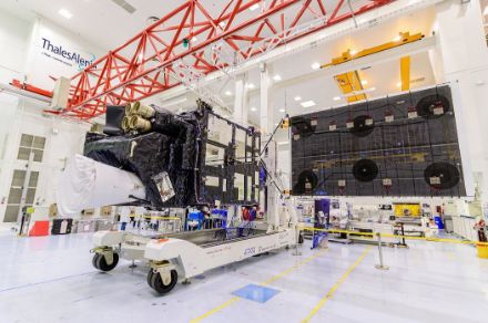 Il satellite MTG-I1 al termine della sua costruzione, poco prima di essere spedito via nave fino alla base di lancio a Kourou, nella Guyana francese