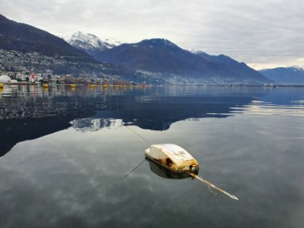 Figura 6: Ecco la protagonista di questo racconto, la radiosonda S3220913, ancora immersa nell’acqua del Lago Maggiore davanti alla sede della Canottieri Locarno.