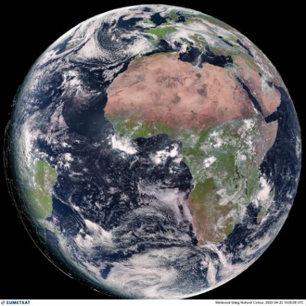 Fig. 1 : La distribuzione delle nuvole dal Polo Nord al Polo Sud, passando per l’equatore il 22 aprile 2022. L’immagine è fornita dal satellite di seconda generazione Meteosat 11 (Fonte: EUMETSAT).