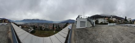 Figura 4: Panoramica da Locarno Monti, durante l’osservazione Synop delle 12:30. Dallo strato nuvoloso cadono dei fiocchi di neve, che tuttavia evaporano prima di raggiungere le quote più basse a causa della massa d’aria ancora secca.