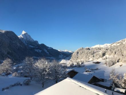 Atmosfera mattutina a Saanen (BE)