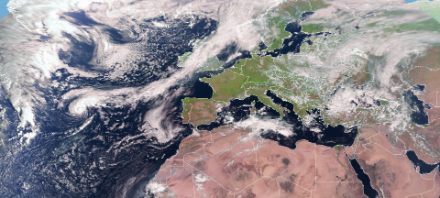 Fig. 2: Il cielo sulla Svizzera il 22 settembre 2022 a mezzogiorno è ancora sereno, senza nuvole. Ma una perturbazione si è sviluppata sull’Atlantico. La sua presenza è messa in evidenza dalla fascia nuvolosa che dal centro Atlantico si estende alla Norvegia, passando sulle Isole britanniche. 