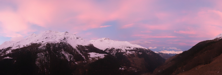 Nubi orografiche riprese nel Vallese all'alba del 1° gennaio 2023. 