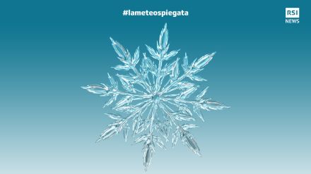 Fig. 2: Un fiocco di neve come lo intendiamo nell'immaginario collettivo: un cristallo di ghiaccio esagonale attorno a un nucleo di condensazione... ma in realtà esistono diversi tipi.