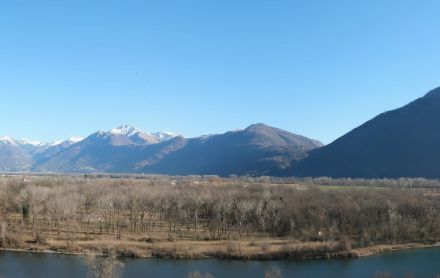 Vista oggi pomeriggio da Tenero verso il Ceneri sul Piano di Magadino. Fonte: roundshot.com