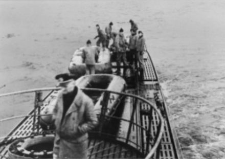 Equipaggio del sottomarino U-537, pronto a scaricare la stazione meteorologica.