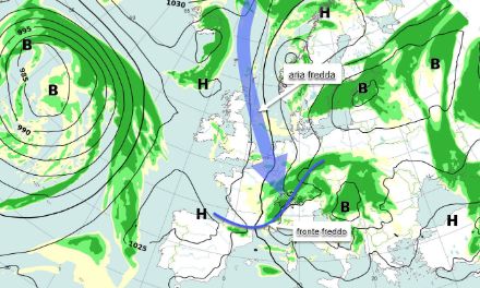 Fig. 4: Carta al suolo prevista dal modello ECMWF per il 27.03.2023 alle 00 UTC. La freccia blu rappresenta la corrente di aria polare da nord/nordovest che attraversa il Mare del Nord per arrivare fino sulle Alpi.