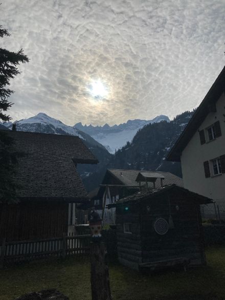 Figura 4: Bellissimo cielo "a pecorelle" sopra Elm. In gergo tecnico, questo tipo di nuvole si chiama altocumuls translucidus, perché lascia trasparire il sole. 