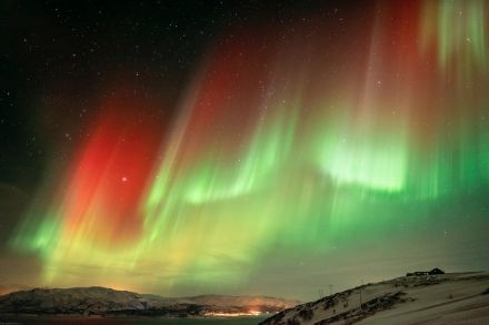 Aurora boreale ripresa in Norvegia,  la parte rossa si trova sopra a quella verde. Alle nostre latitudini è visibile solo parte rossastra.