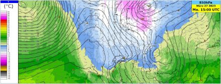 Temperatura [°C] (aree colorate), geopotenziale [gpdm] (isolinee) e direzione e forza del vento [kt] (barbule) a 850 hPa (circa 1500 metri sul livello del mare) oggi, 27 marzo 2023, alle 15 UTC.  Un flusso prominente da nord a nord-ovest porta aria fredda sul versante settentrionale delle Alpi. La curvatura delle isoipse nella regione alpina è tipica delle condizioni di sbarramento da nord, poiché a sud delle Alpi i geopotenziali assumono valori significativamente più bassi rispetto al nord a causa della minore pressione.