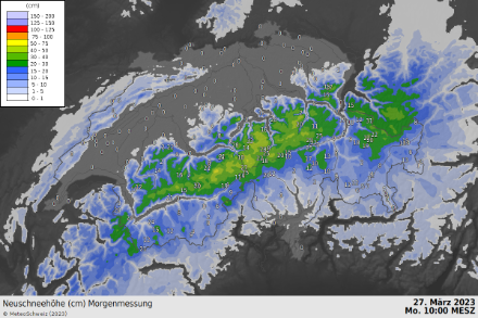 Quantità di neve fresca in 24 ore [cm] secondo l'analisi INCA di oggi, 27 marzo 2023, alle ore 10.00. I valori numerici corrispondono ai valori misurati nelle stazioni di osservazione. Sul versante settentrionale delle Alpi sono già state misurati localmente circa 30 cm di neve fresca.